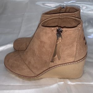 TOMS Women's Avery Wedge Booties